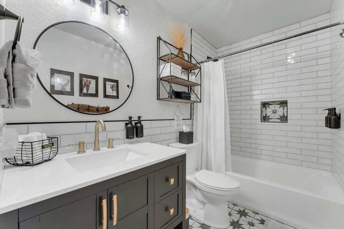 Shower, hair dryer, towels, shampoo