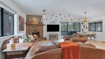 Een televisie, een open haard en een kantoor