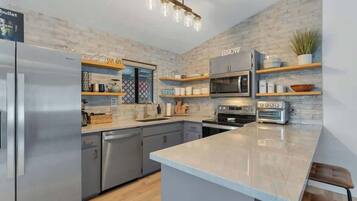 Een koelkast, een magnetron, een oven, een kookplaat