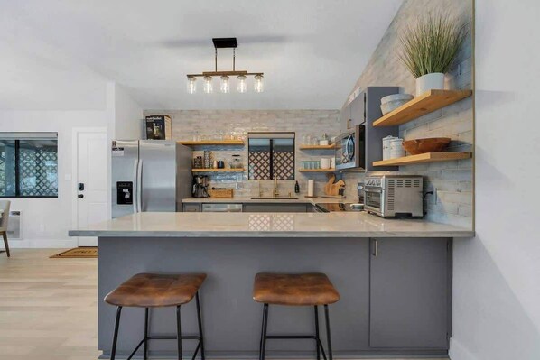 Réfrigérateur, four à micro-ondes, un four, surface de cuisson