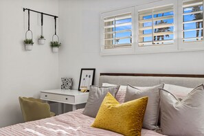 3 chambres, bureau, fer et planche à repasser, lit de bébé portatif