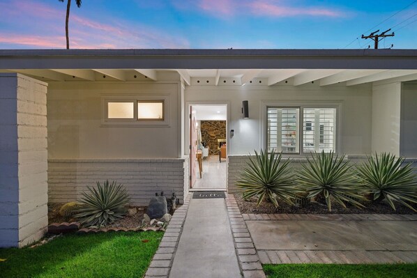 Exterior - The Blush INN, Luxe Midcentury Pool Home (Palm Desert)