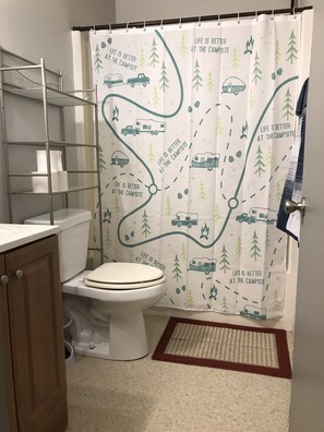 Towels, soap, toilet paper - Cozy 1 bedroom apartment ideal for long or short stays! Pet friendly w/side yard (Byesville)