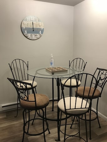 お食事. Cozy 1 bedroom apartment ideal for long or short stays! Pet friendly w/side yard