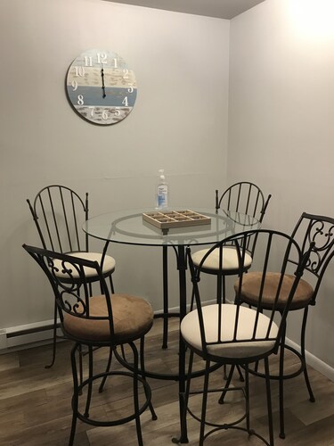 Cozy 1 bedroom apartment ideal for long or short stays! Pet friendly w/side yard