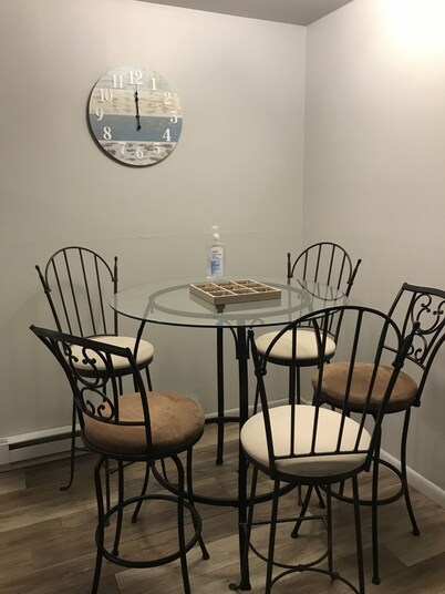 Cozy 1 bedroom apartment ideal for long or short stays! Pet friendly w/side yard