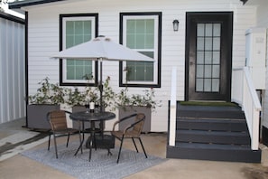 Outdoor dining -  Charming Studio Getaway in the Heart of Historic Columbus  (Columbus)