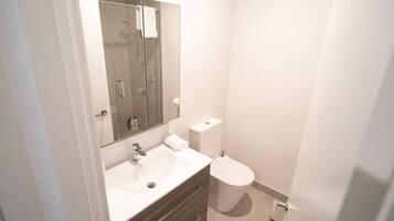 Douche, sèche-cheveux, serviettes fournies, savon