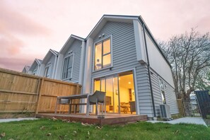 Exterior - 5 minutes to CBD , Parking, Kid and Pet Friendly (Christchurch)