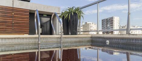 Una piscina al aire libre de temporada