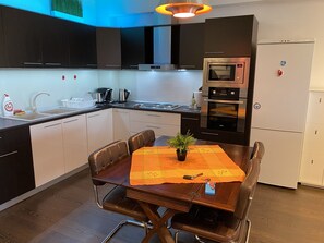 冰箱、微波炉、烤箱、烤面包机