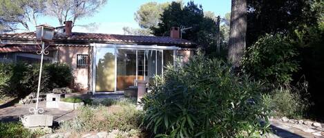 المنشأة من الخارج