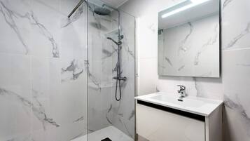 Dusche, Haartrockner, HandtĂŒcher