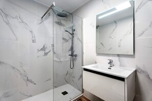 Bruser, hårtørrer, håndklæder