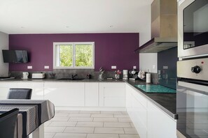 Frigorifero, microonde, forno, piano cottura