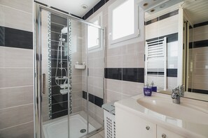 Suihku, hiustenkuivaaja