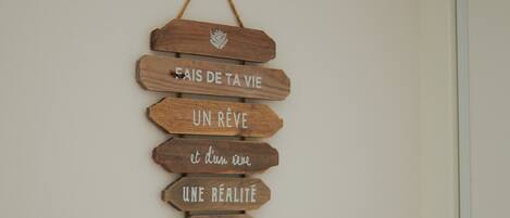 Un letrero de madera con texto en francés.