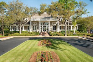 Exterior - Spacious villa with access to beach. Includes free golf, tennis and pickleball. (Hilton Head Island)