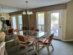 Dining - Spacious villa with access to beach. Includes free golf, tennis and pickleball. (Hilton Head Island)