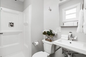 Dusche, Haartrockner, Handtücher