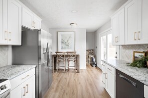 Refrigerador, microondas, horno, placa de cocina