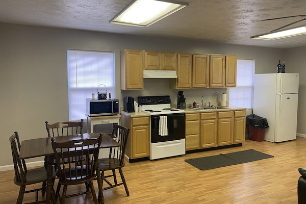 Frigorifero, microonde, piano cottura, macchina per tè/caffè