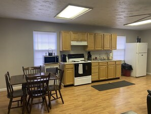 Fridge, microwave, stovetop, coffee/tea maker - Ryder's Retreat overlooking the city of Williamson! (Williamson)