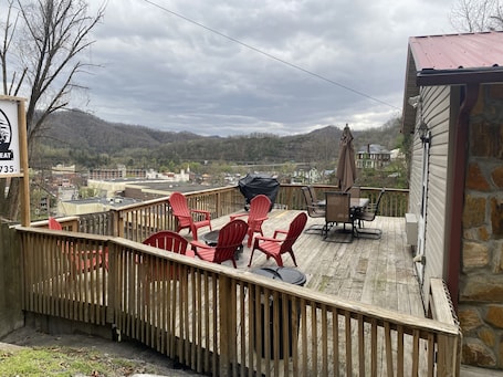 Outdoor dining. Ryder's Retreat overlooking the city of Williamson!