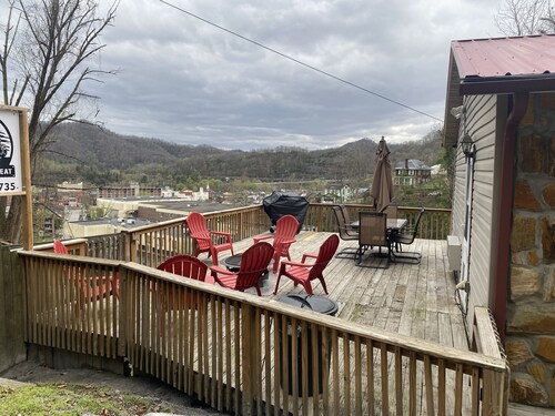 Ryder's Retreat overlooking the city of Williamson!