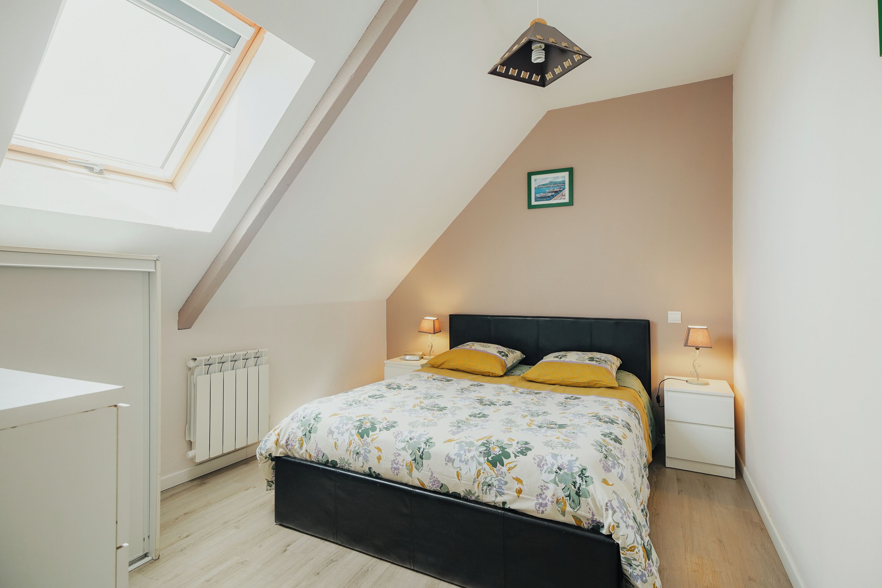 2 slaapkamers, een strijkplank/strijkijzer, gratis wifi, beddengoed