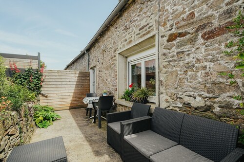 Cottage 'Gite Les Dauphins À Matignon' with Private Terrace, Private Garden and Wi-Fi