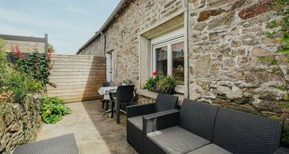 Cottage 'Gite Les Dauphins À Matignon' with Private Terrace, Private Garden and Wi-Fi