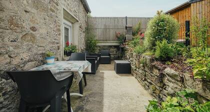 Maison 'Gite Les Dauphins à Matignon' avec terrasse privée, jardin privé et Wi-Fi