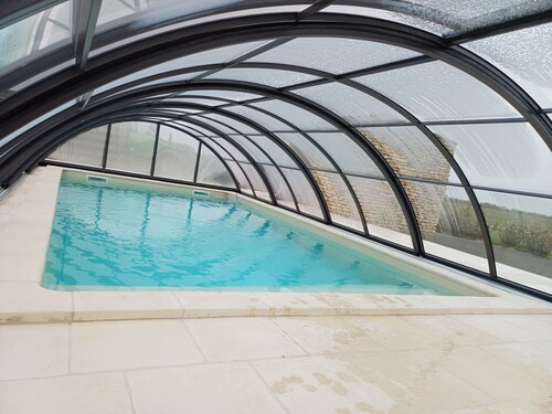 Maison de vacances 'Gîte Les 2 Fontaines' avec piscine privée et SPA, Wi-Fi et climatisation