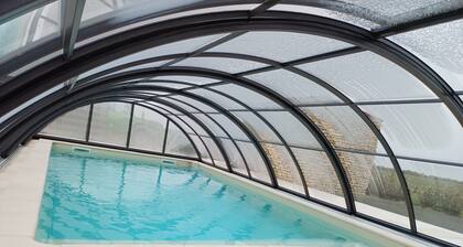 Maison de vacances 'Gßte Les 2 Fontaines' avec piscine privée et SPA, Wi-Fi et climatisation
