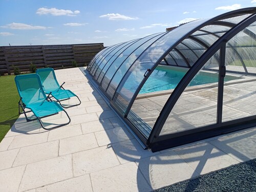 Maison de vacances 'Gîte Les 2 Fontaines' avec piscine privée et SPA, Wi-Fi et climatisation