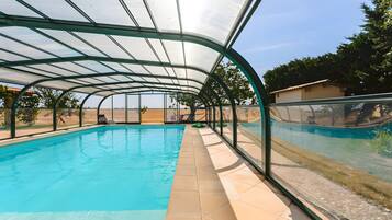 Una piscina techada, una piscina climatizada