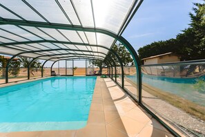Una piscina techada, una piscina climatizada
