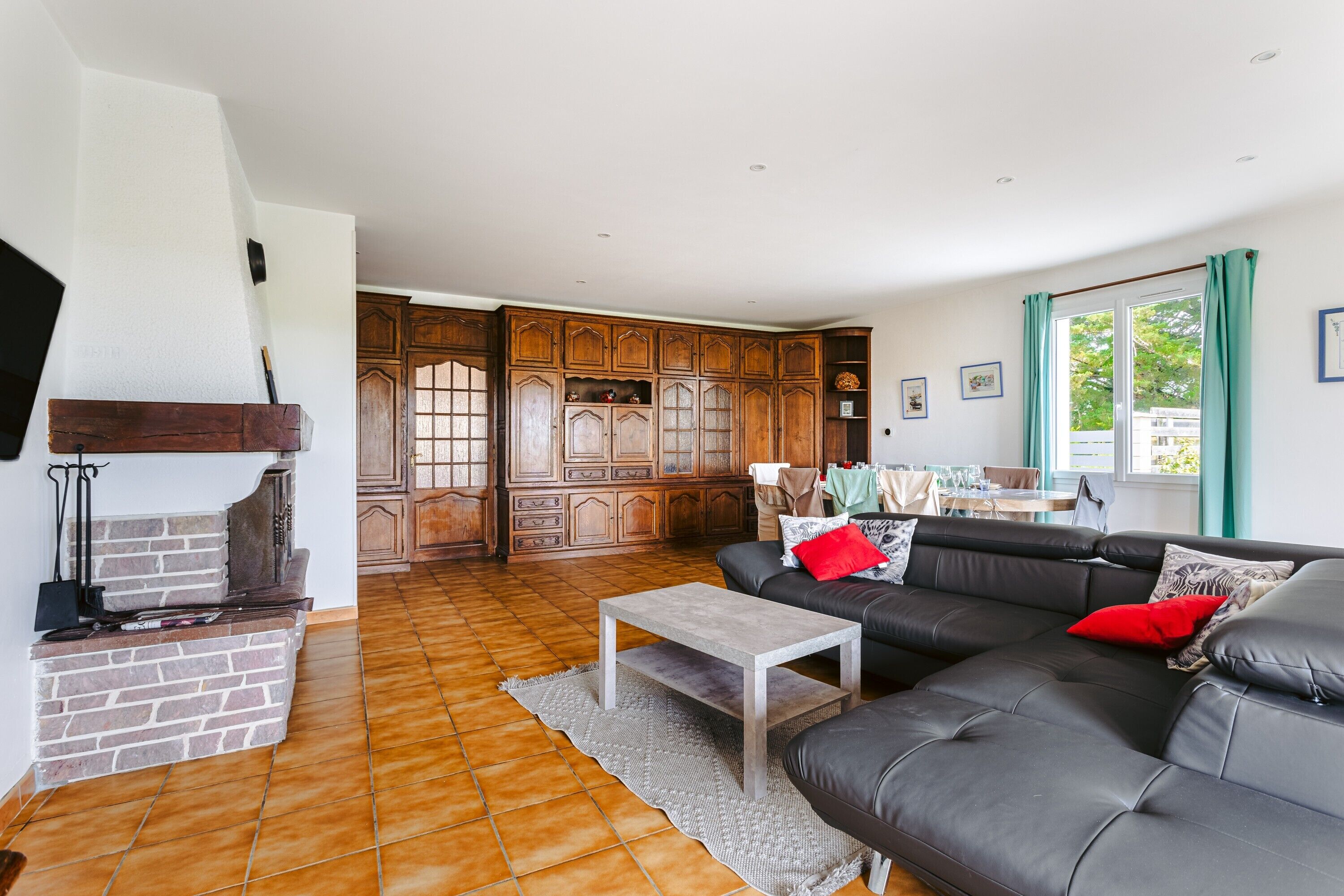 Télévision, cheminée, table de tennis de table