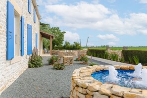Outdoor spa tub - Holiday Home 'Gîte Koala' with Private Pool, Wi-Fi & Air Conditioning (Marans)