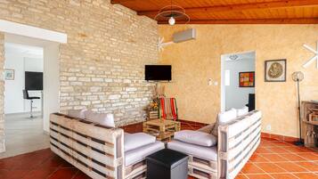 Televisie en een tafeltennistafel