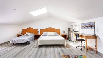 3 bedrooms, iron/ironing board, free WiFi, bed sheets