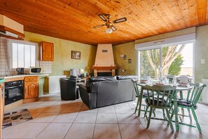 TV, fireplace, DVD player, table tennis - Holiday Home 'Gîte Le Petit Sableau' with Pool, Spa, Private Terrace & Wi-Fi (MARANS)