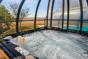 Outdoor spa tub - Holiday Home 'Gîte Le Petit Sableau' with Shared Pool & Spa, Private Terrace, Wi-Fi (MARANS)