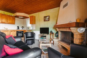 TV, fireplace, DVD player, ping pong - Holiday Home 'Gîte Le Petit Sableau' with Shared Pool & Spa, Private Terrace, Wi-Fi (MARANS)