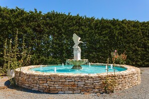 Property grounds - Holiday Home 'Gîte Le Petit Sableau' with Pool, Spa, Private Terrace & Wi-Fi (MARANS)