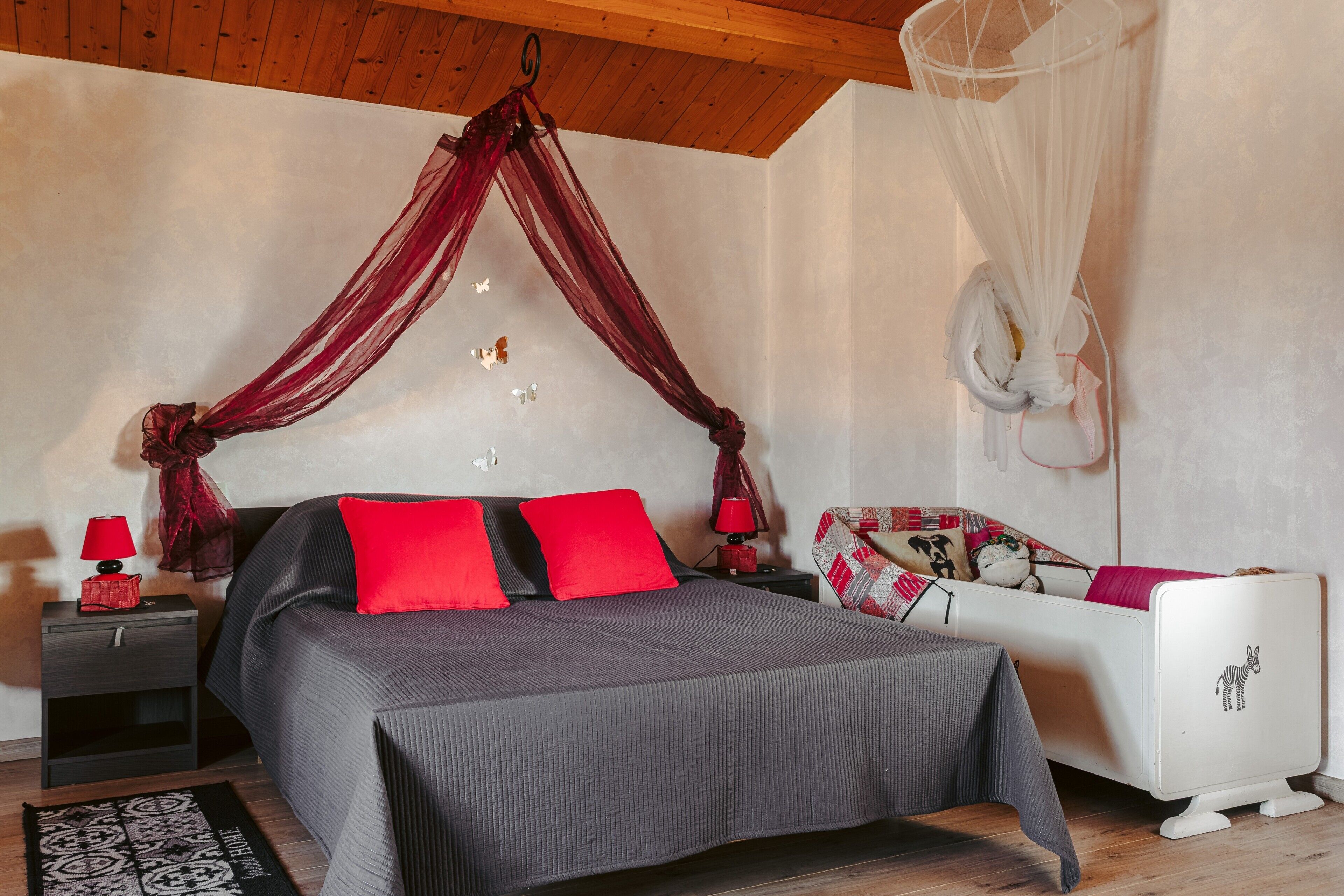 2 slaapkamers, een strijkplank/strijkijzer, gratis wifi, beddengoed