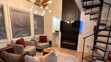 Smart-tv, eldstad och en stereo