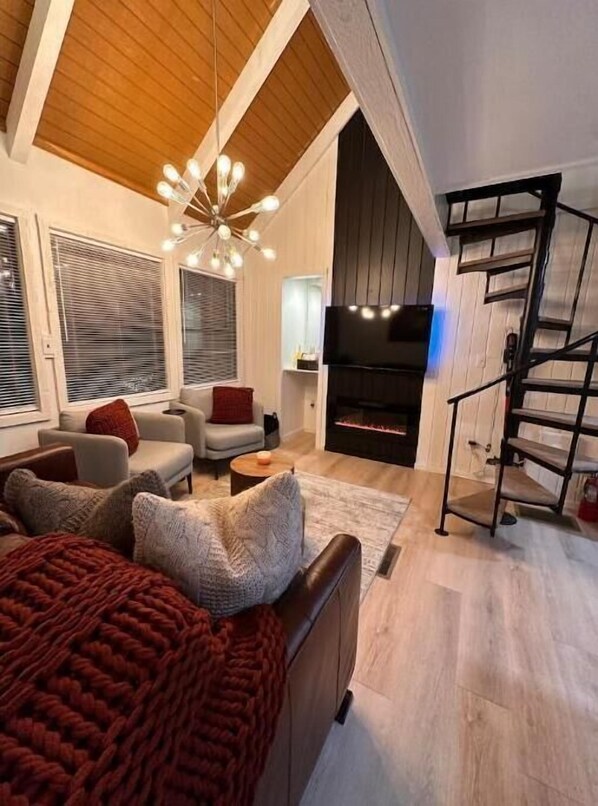 Smart TV, chimenea y estéreo 
