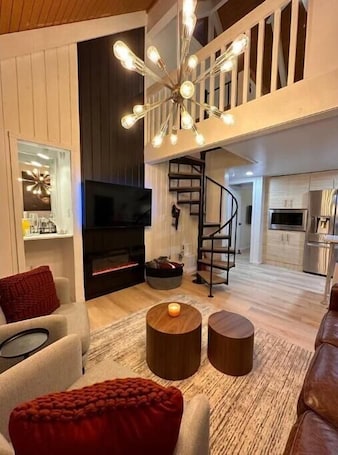Smart TV, fireplace, stereo. Modern Mountain Retreat — Perfectly Situated-Central AC- Pool!